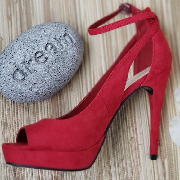 Red Marc Fisher High Platform Heel NEW - Picture 1 of 4